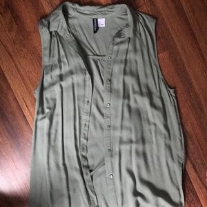 Button down tank